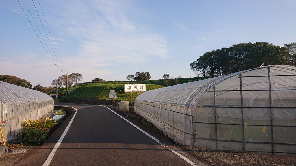 原城入り口にある案内表示。これを目当てに本丸へ向かいます。