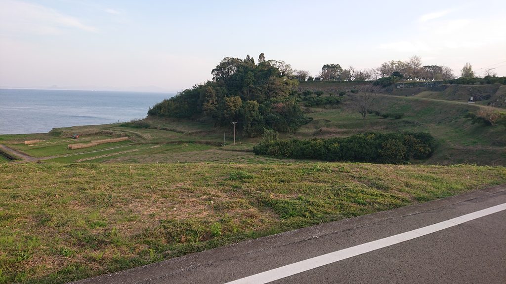 原城二の丸から本丸台地を望む