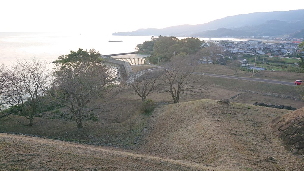 原城本丸から夕陽に映える有明海