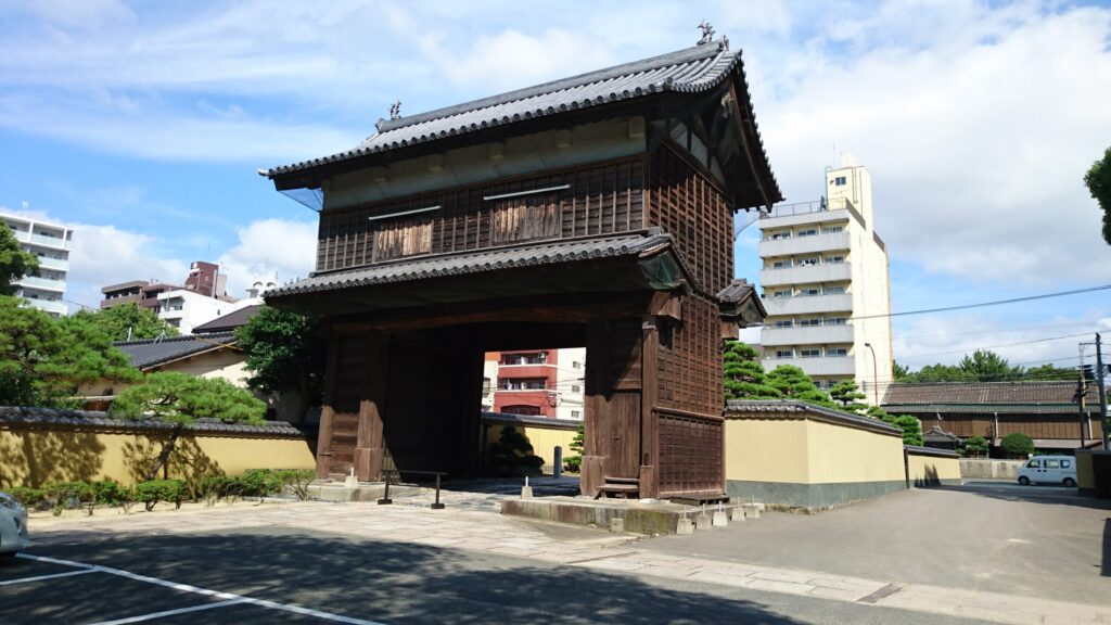 福岡城本丸表御門を移築した崇福寺山門