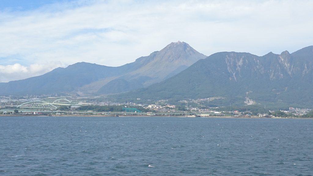有明海のフェリーから望む雲仙岳
