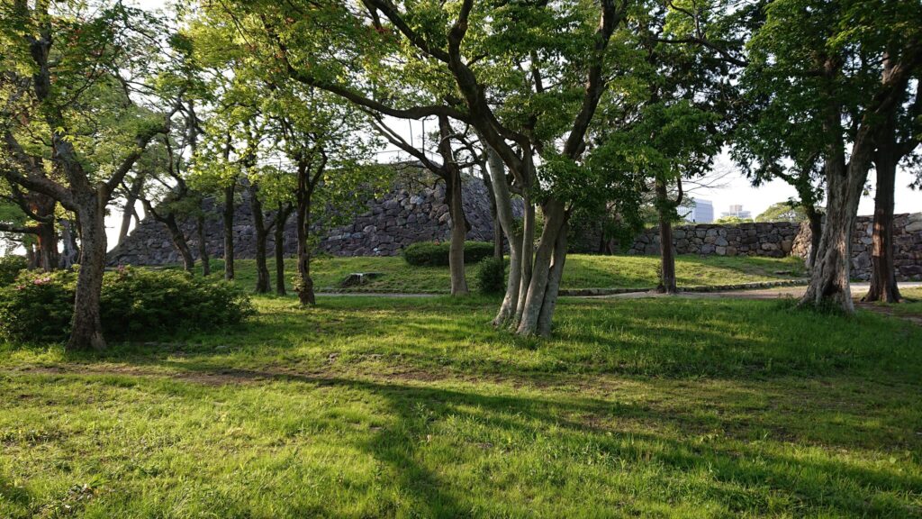 武具櫓跡から望む福岡城の大天守台・中天守台・小天守台