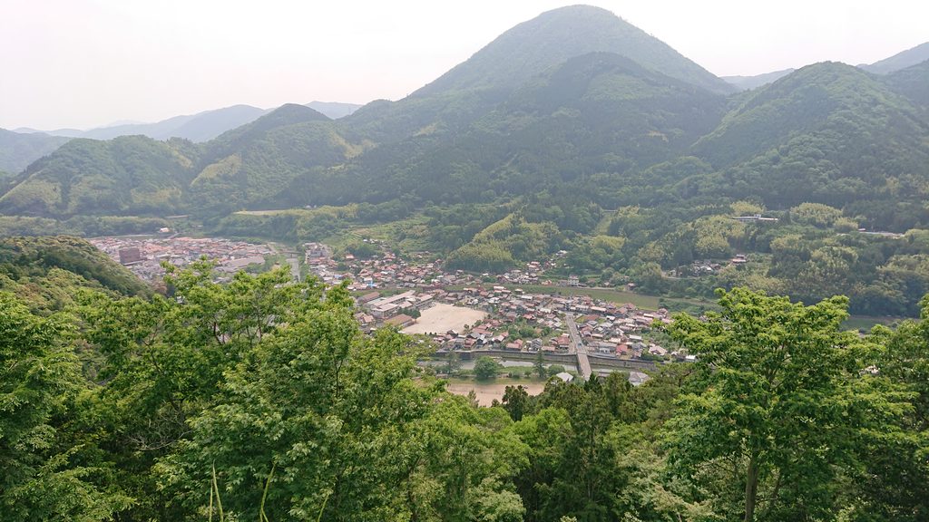 津和野城本丸から望む山々と津和野の町並み