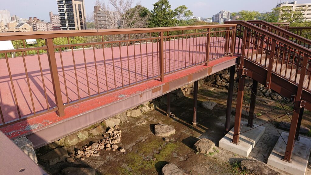 福岡城大天守台の穴蔵に残る礎石と見学用通路