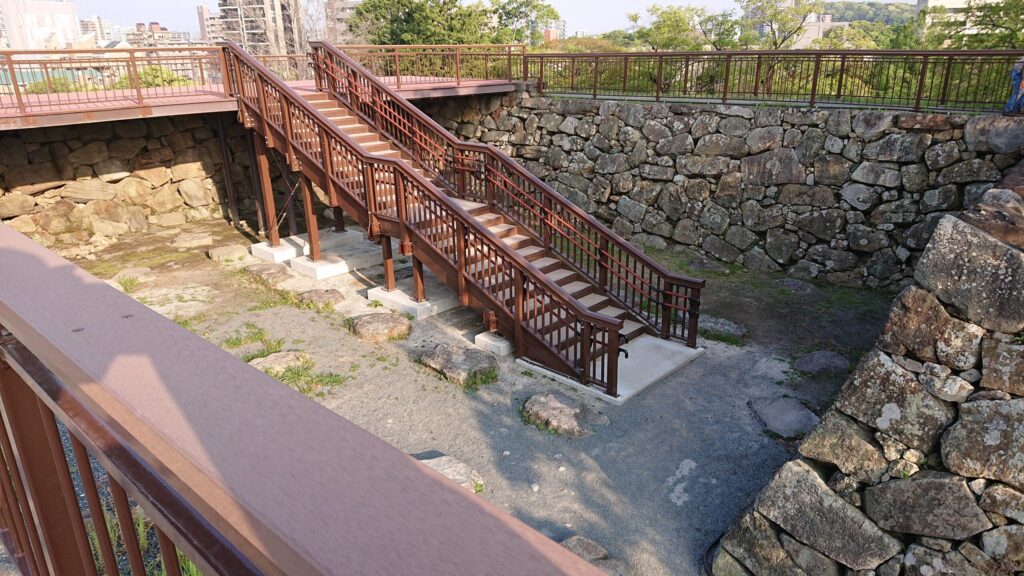 福岡城大天守台の穴蔵部分に残る礎石と見学用階段