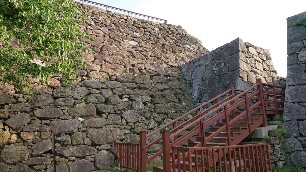 福岡城大天守台の付櫓台に設けられた見学用階段と石垣