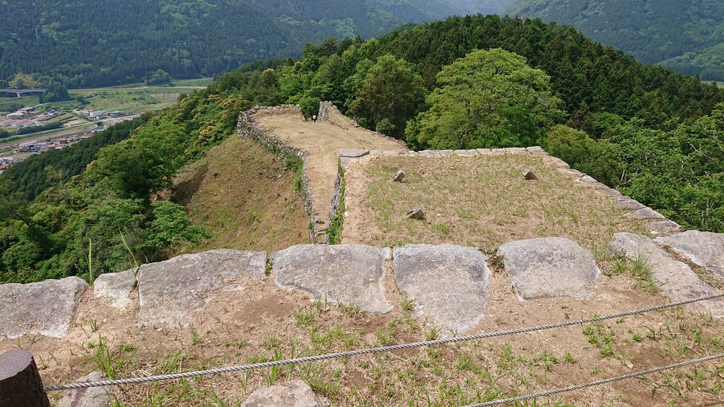 上から見下ろした津和野城跡の石垣群