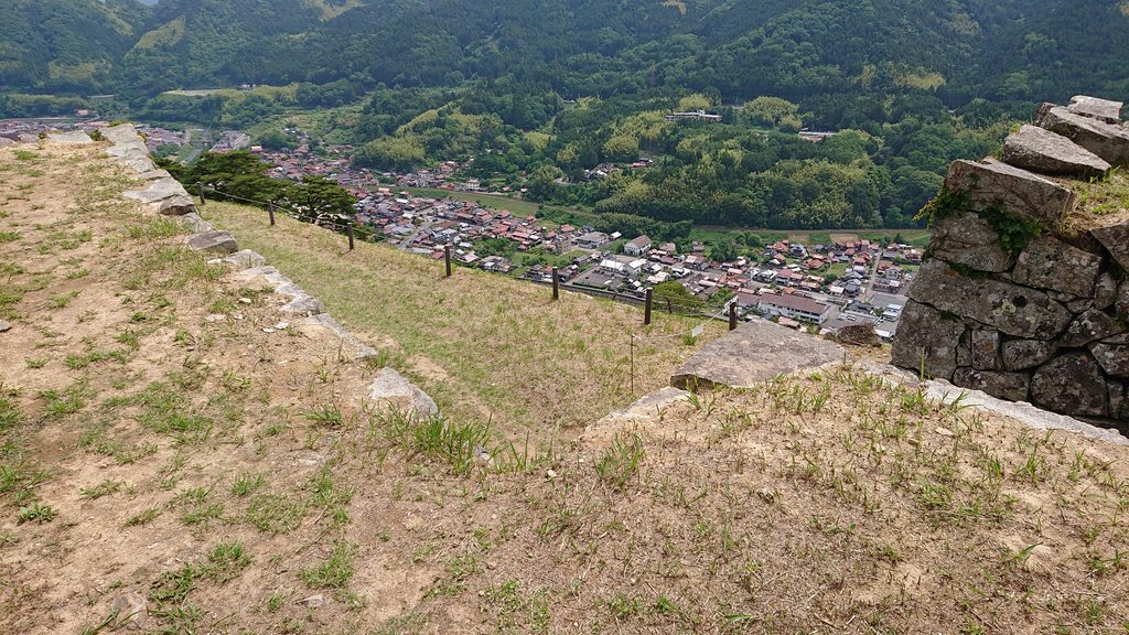 津和野城本丸の石垣越しに見下ろした津和野の城下町