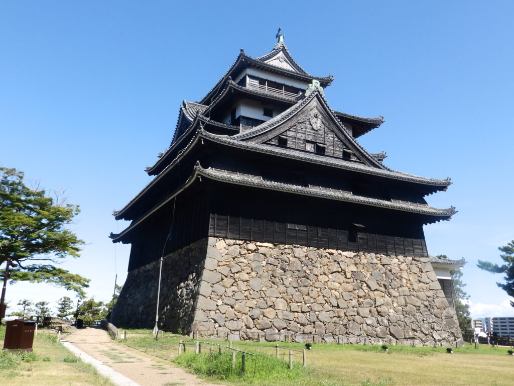 石垣上に建つ松江城天守の外観