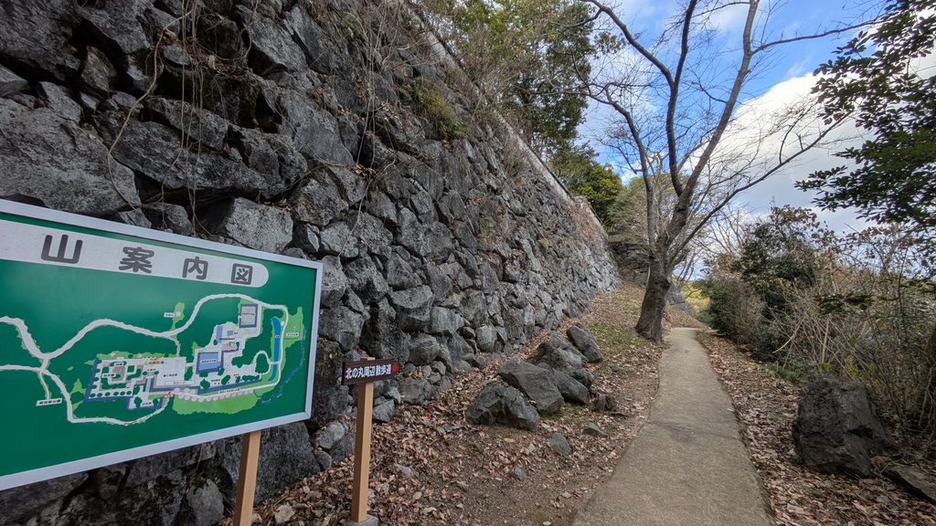 岩国城北の丸の石垣沿いに続く散策路と案内板