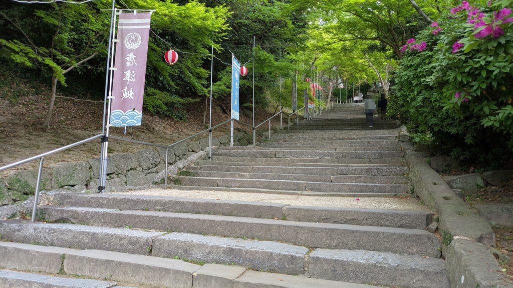 木々に囲まれた唐津城の石段を上り本丸へ向かう道