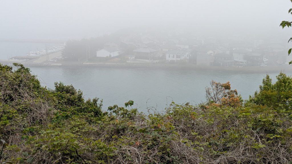 唐津城本丸から見下ろした松浦川河口と霧に包まれた対岸の市街地